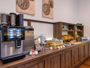 特里尔Ibis Styles Trier City的厨房配有带咖啡机的柜台