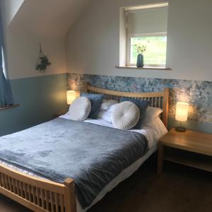 戈尔韦Wild Atlantic Stay Guest House Self-Catering的一间卧室配有带两个枕头的床和窗户