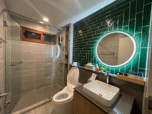 Ban Bang Toei (1)NP Krungthep Kreetha​ Villa的一间带卫生间、水槽和镜子的浴室