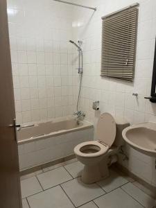 温特和克Hotel Pension Moni的浴室配有卫生间、浴缸和水槽。
