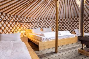 JargalantYeruu lodge的蒙古包内一间卧室,配有两张床