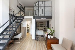 米兰Moderno e Confortevole Loft tra Navigli e Bocconi的阁楼公寓 - 带楼梯和客厅