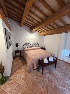 塔武利亚Al Castello的一间卧室配有一张床和一张桌子