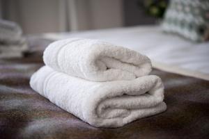 巴德利索尔特顿金斯阿姆斯奥特敦宾馆的床上一堆白色毛巾