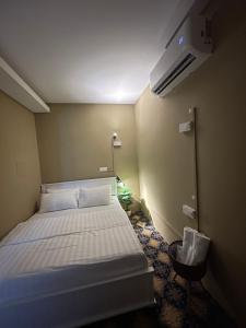 马六甲The Grand Bali Hotel的卧室配有一张床