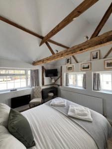 HildershamPear & Olive Cottage的卧室配有白色的床