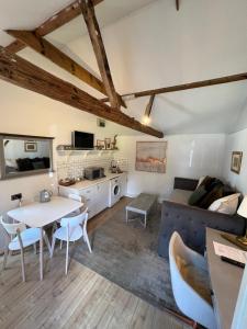 HildershamPear & Olive Cottage的客厅配有沙发和桌子