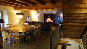 拉考蒂纳达Cal Batlle Casa Rural的客厅配有木桌和壁炉
