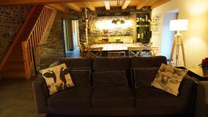拉考蒂纳达Cal Batlle Casa Rural的客厅配有沙发和桌子