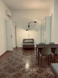 萨沃纳Noliday Savona Center Art Deco Apartment的客厅配有沙发和桌椅