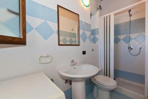 切法卢Terrazza delle mura的一间带水槽、卫生间和镜子的浴室