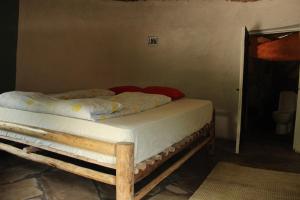 NyakinamaRed Rocks Rwanda - Campsite Guesthouse的木架客房内的一张床位