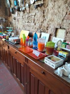 蓬萨科Agriturismo San Martino的上面有饮料的柜台
