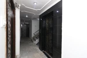BankipurOYO Flagship Hotel Novelty Pride的墙壁上铺着黑色瓷砖的走廊和楼梯
