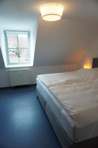 维尔茨堡City Apartement im Herzen der Stadt的一间卧室设有一张大床和一个窗户。