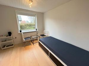 比伦德Dedicated Bedroom & Bathroom in Billund near Lego House & Legoland的一间卧室设有一张床和一个窗口