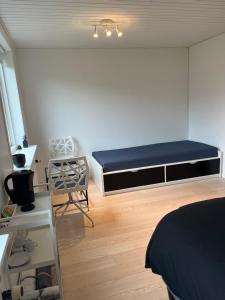 比伦德Dedicated Bedroom & Bathroom in Billund near Lego House & Legoland的一间卧室配有一张床和一把椅子