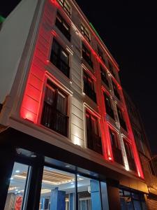 伊斯坦布尔White Palace Hotel的建筑的侧面有红灯