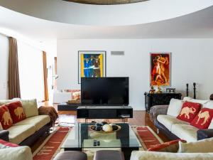 奎特里拉Laguna 25 House - Privat Pool & Games Room & Gym & Jacuzzi的带沙发和电视的客厅