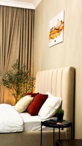 阿拉木图ЖК 4YOU Comfort的一张带白色和红色枕头的床