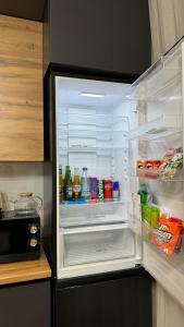 阿拉木图ЖК 4YOU Comfort的装满食物和饮料的开放式冰箱