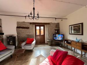ToanoVilla delle Fonti - Villa with pool的带沙发和电视的客厅
