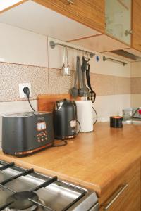波热加Kamena kuća的厨房台面配有烤面包机和烤面包机