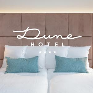 尼乌波特Dune Hotel Nieuwpoort的床上方的枕头标牌