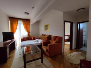 萨拉热窝Hotel M3的客厅配有沙发和桌子