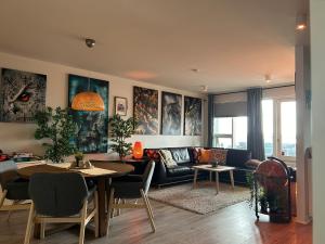 哈纳弗约德尔Eskivellir 11的客厅配有沙发和桌子