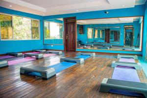 GuluBomah Hotel Limited的一间设有瑜伽课程的房间,配有蓝色的墙壁和镜子