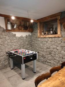 泰廖Il posto al sole的石墙房间内的游戏桌