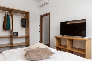 蒙特普齐亚诺Terra Antica Apartments - La Fornace的一间卧室设有平面电视和一张床。