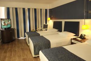 锡德CLUB GRAND SIDE的酒店客房设有两张床和电视。
