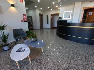 格拉纳达萨亚鲁酒店的大厅,办公室有两张桌子和椅子