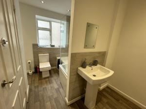 怀特黑Scotch Terrace - 3 Bed House的白色的浴室设有水槽和卫生间。