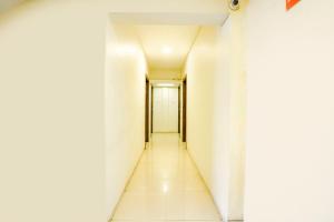 纳威孟买FabExpress Kuber的白色墙壁的办公楼里空的走廊