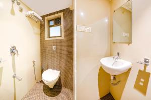 纳威孟买FabExpress Kuber的一间带卫生间和水槽的浴室