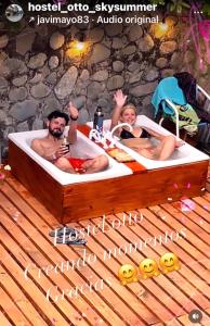 圣卡洛斯-德巴里洛切OTTO SKY & SUMMER的男人和女人坐在浴缸里