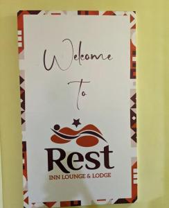 达累斯萨拉姆Rest Inn Lounge & Lodge的阅读欢迎您在旅馆休息室和旅馆休息的标志