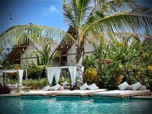 江比阿Zen Boutique Resort的一个带白色枕头的游泳池以及度假村