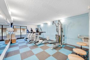 默特尔比奇Oceanview,Modern, Luxury, Carolinian Resort的一间健身房,里面设有跑步机和椭圆机