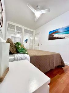 夏约法Piera's Apartment的一间卧室配有一张床和吊扇