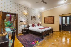 斋沙默尔古拉尔旅馆的卧室配有一张床