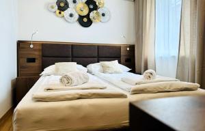 科佩尔Apartments & rooms Artemus Belveder的一间卧室配有一张大床和毛巾