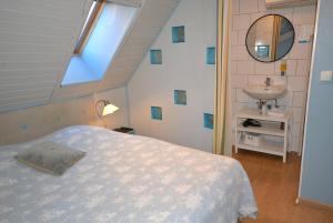 科尔马Chambres d'hôtes Chez Caroline的一间卧室配有床、水槽和镜子