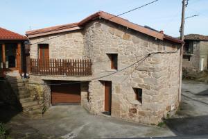 阿拉力兹Casa Farruco Allariz的石头房子,设有木门和阳台