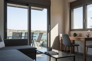 苏尼翁Cape Sea View Residence at Sounio的客厅配有沙发和桌子