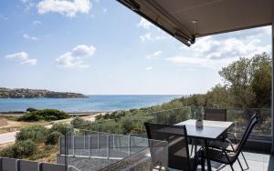 苏尼翁Cape Sea View Residence at Sounio的一个带桌椅的海景阳台