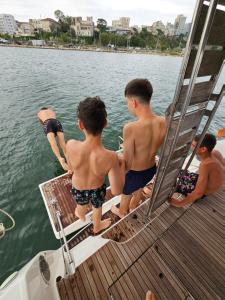 康斯坦察White Pearl的一群男孩站在船甲板上